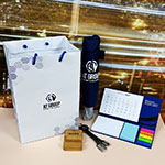 Набор с логотипом AT-Group:календарь,зонт,подставка для телефона и кабель-брелок