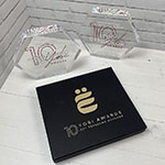 Стела с логотипом Yobi Awards