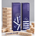 Игра дженга с логотипом Guess Jeans