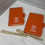 Блокноты А6 и ручки с логотипом Enigma