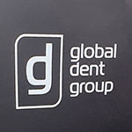 Набор с логотипом global dent group: подарочный пакет, бейсболка и флешки