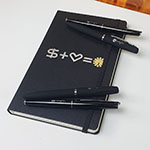 Блокнот и ручки с логотипом kingfin