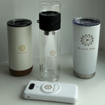 Набор с логотипом Plaza: стеклянный термос, термокружки и аккумулятор