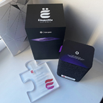 Яндекс Станция и стела наградная с логотипом 