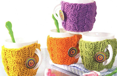 CHehlyi-dlya-chashek-vyazanyie-spitsami.jpg